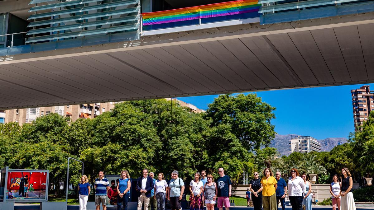 La bandera arcoíris en el balcón del Ayuntamiento de Benidorm.