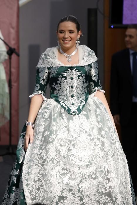 Desfile benéfico de indumentaria valenciana de Albaes en Nuevo Centro