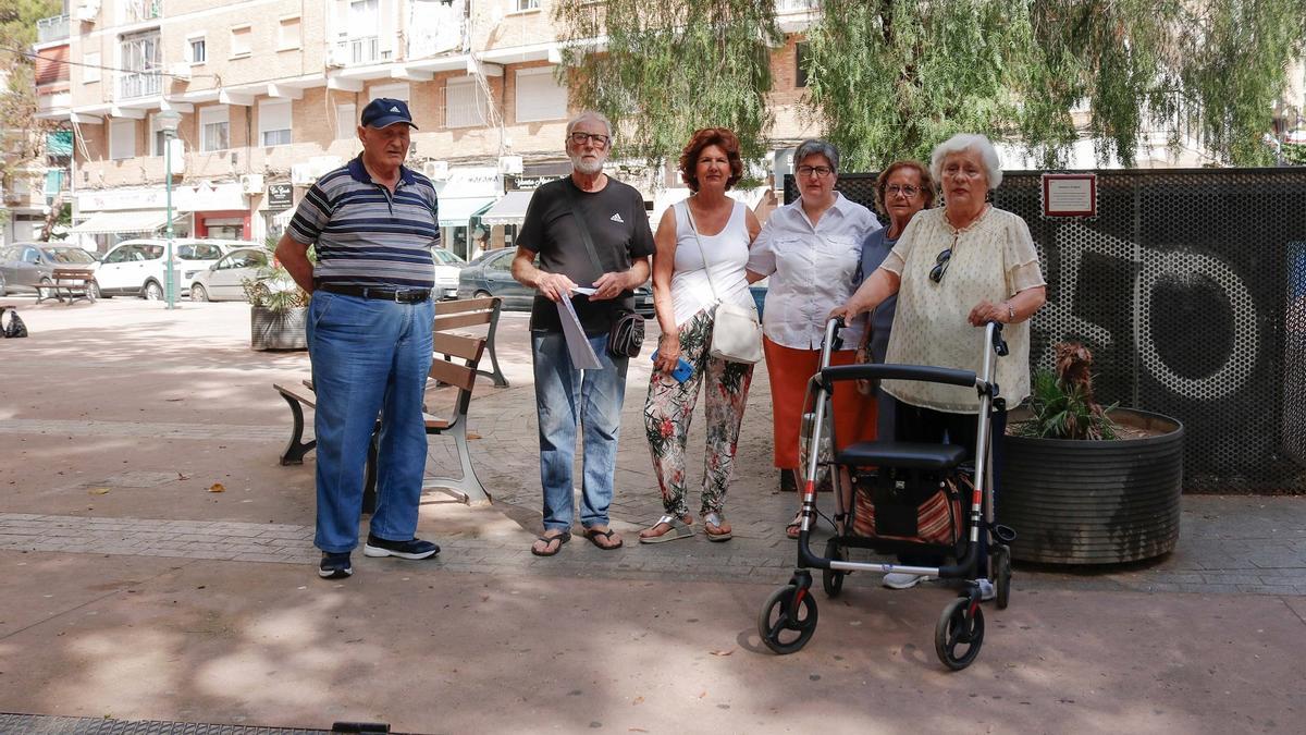 Vecinos en la plaza de Monseñor Bocanegra junto a la caseta con el armazón que es una fuente de ruidos.