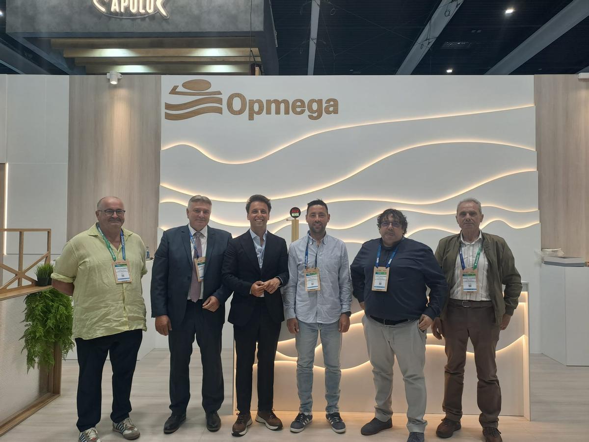 Representantes de Opmega y Abanca en la Seafood de Barcelona.