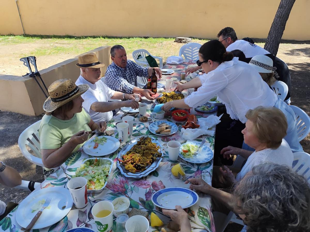 Reparyo de las bandejas de arroz en las mesas.
