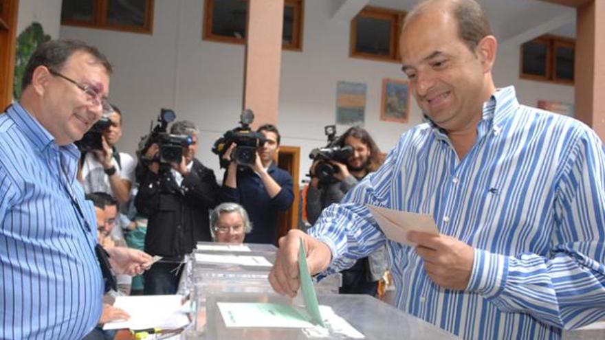 El alcalde Juan José Cardona en las votaciones de mayo de 2011. | lp/dlp