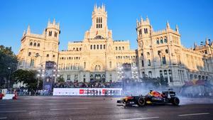 Checo Pérez , durante la exhibición de Red Bull en el centro de Madrid