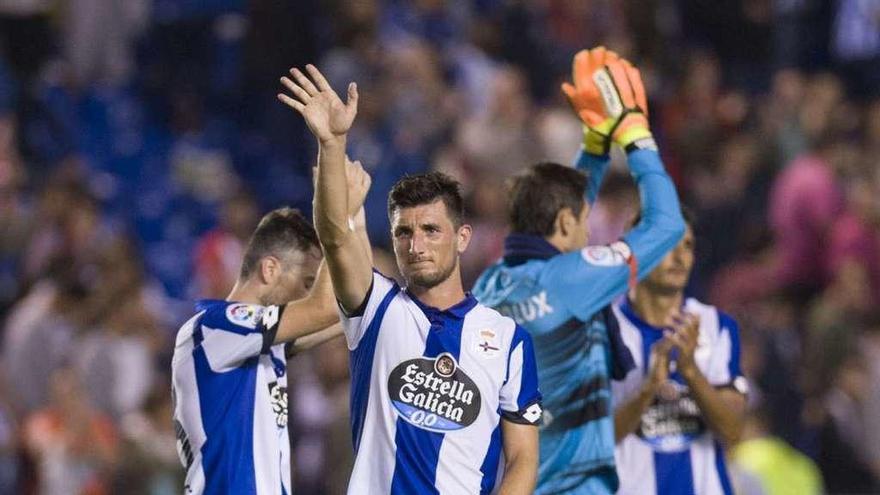 Borja Valle saluda a la grada tras la conclusión del Dépor-Athletic de la pasada temporada.