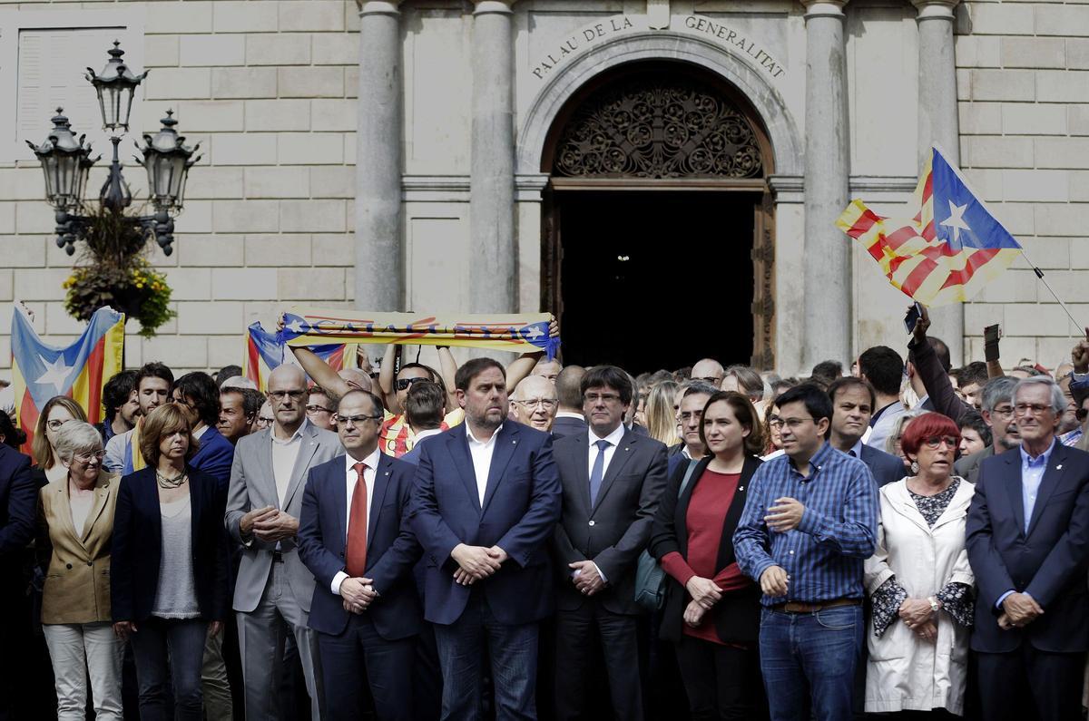 Carles Puigdemont y Ada Colau encabezan la concentración contra las cargas policiales tras el 1 de octubre de 2017