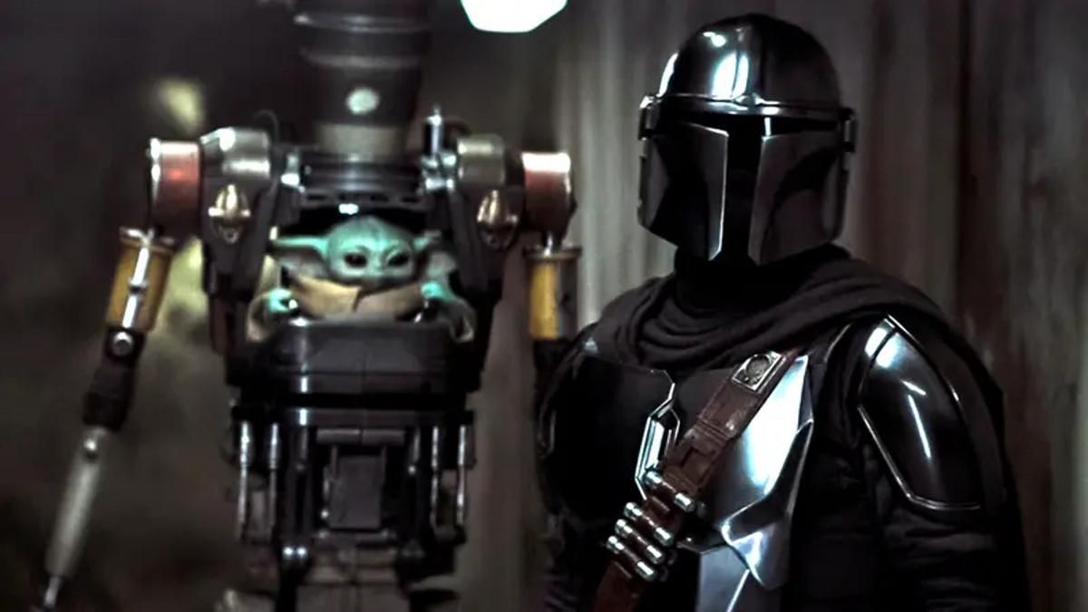 Grogu, subido al droide IG-12, y su padre Mando (Pedro Pascal) en el capítulo final de temporada de ’The Mandalorian’.