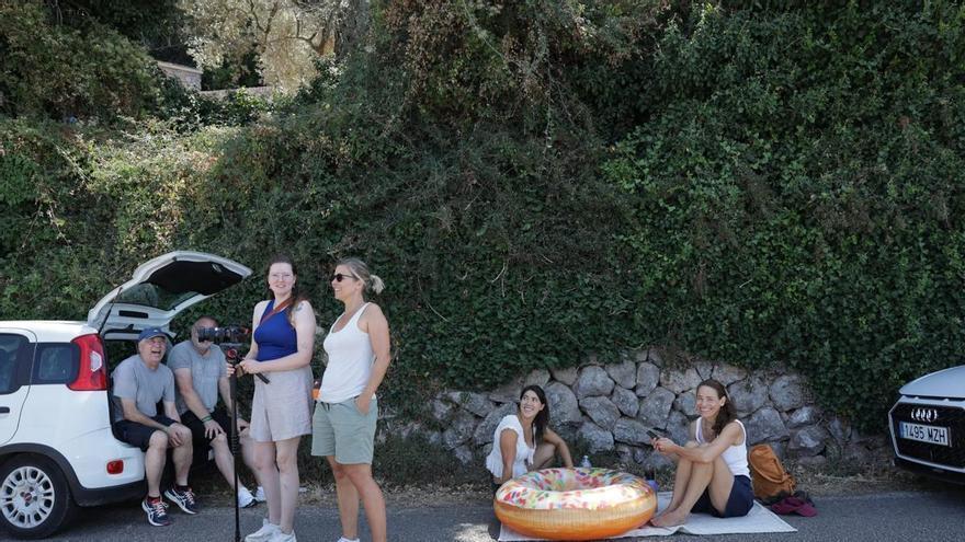 El show de la Tramuntana durante el eclipse: flotadores en la carretera, picnics en las ‘marjades’ y extranjeros ‘pasando’ de la policía y las restricciones