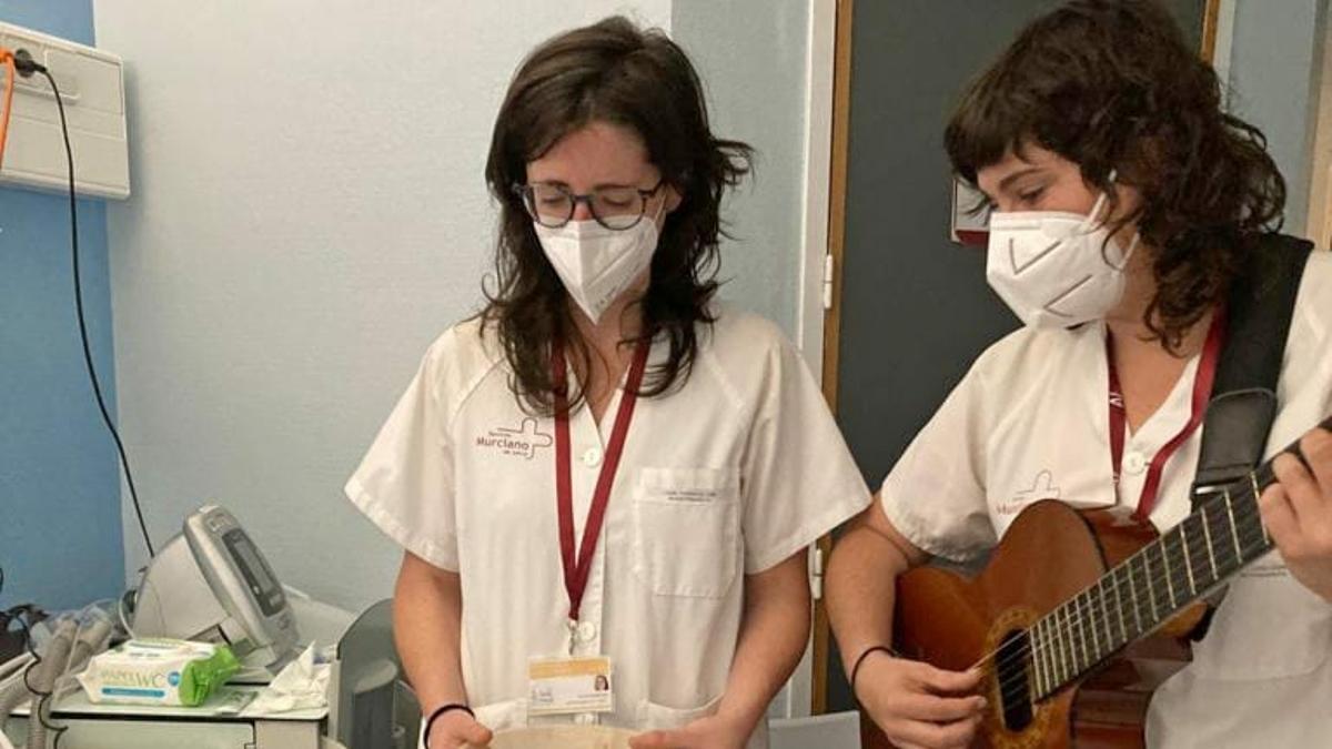 Las dos trabajadoras del proyecto acompañan a un paciente de la Arrixaca.