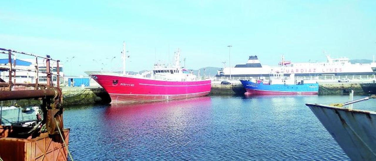 Dos palangreros amarrados
ayer en el muelle de
reparaciones de Bouzas. | // A.A.
