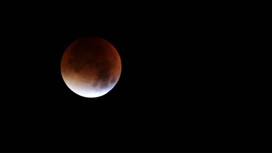 Un eclipse total de luna en Vigo, en 2015 // Sxenick