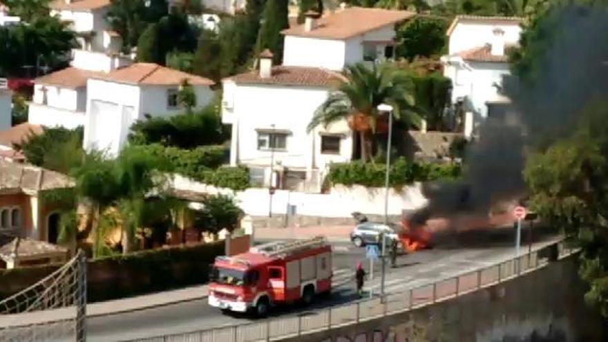 Un coche sale ardiendo tras chocar en Cerrado de Calderón