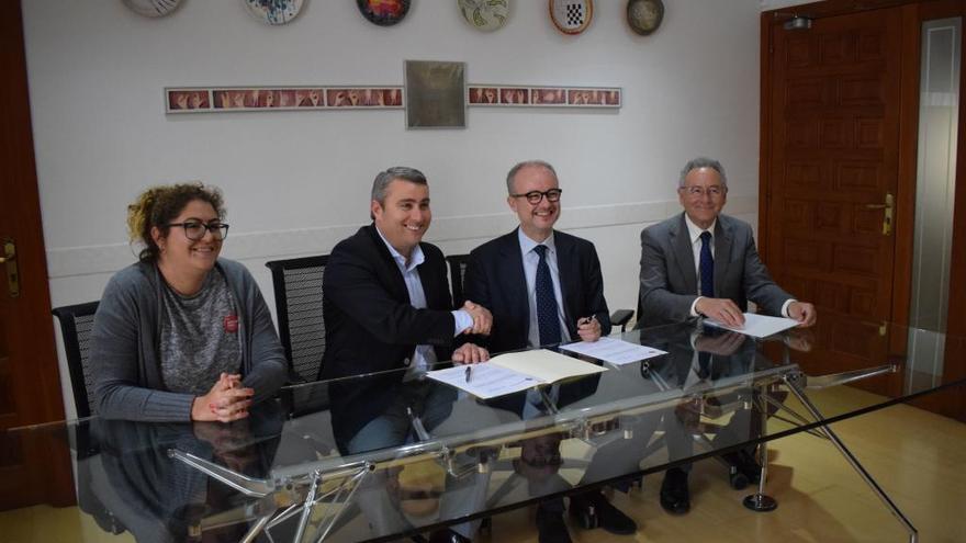 Un momento de la firma del convenio entre Ayuntamiento y Endesa.