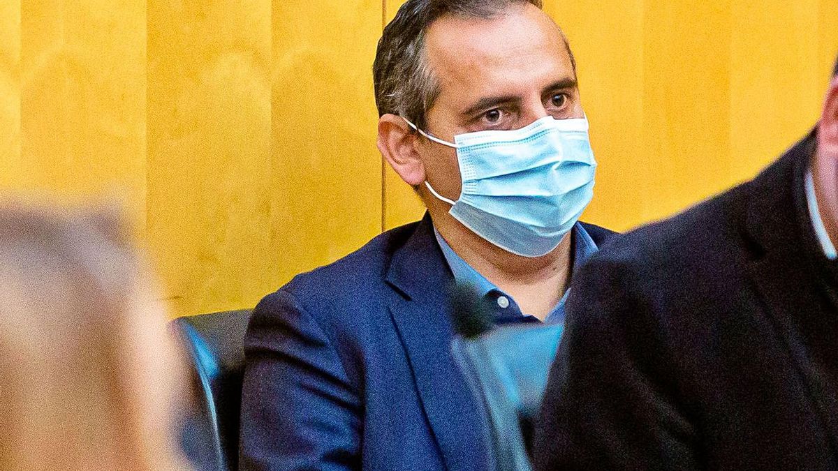 El concejal de Seguridad, con la mascarilla, en un reciente pleno en Benidorm. | DAVID REVENGA