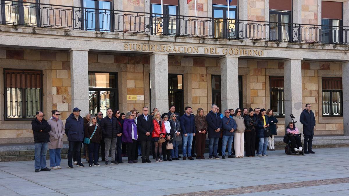 Minuto de silencio a las puertas de la Subdelegación del Gobierno en Zamora por los asesintos machistas sufridos en la última semana en España