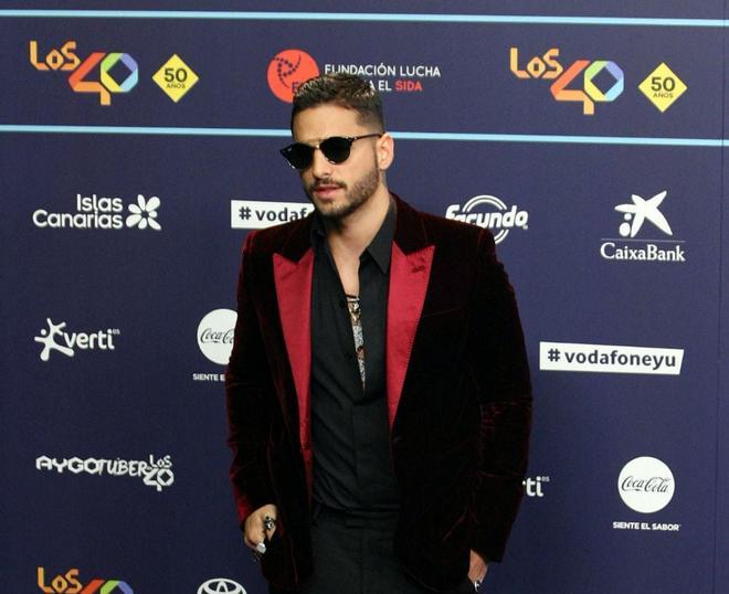 Maluma con gafas de sol en los premios 40