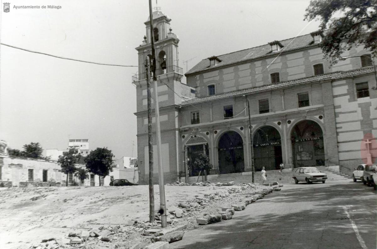 Obras de reforma de la plaza del Santuario en 1986. En rojo, la cruz sobre el monumento funerario.