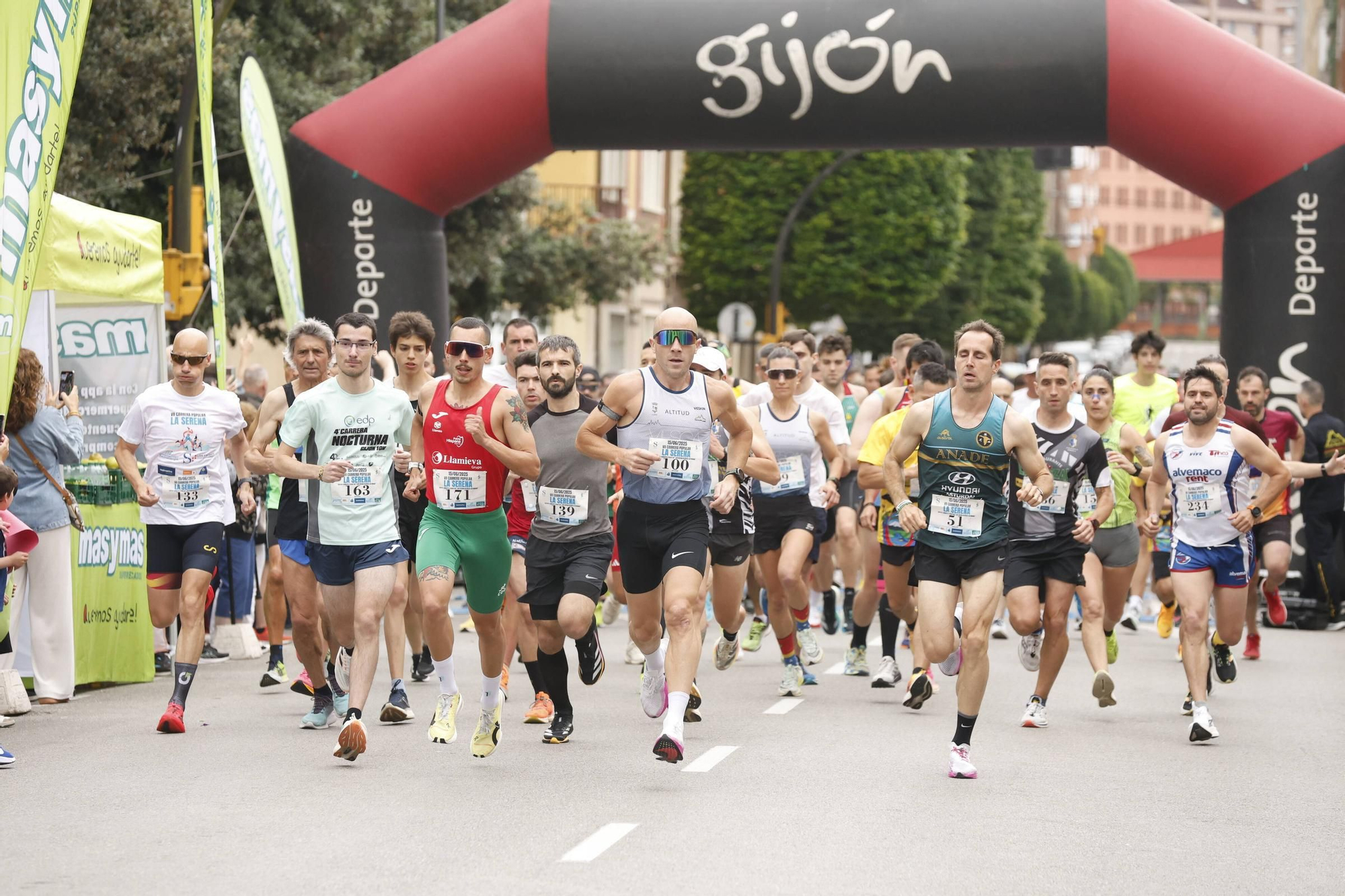 La carrera popular solidaria en El Llano, en Gijón, en imágenes