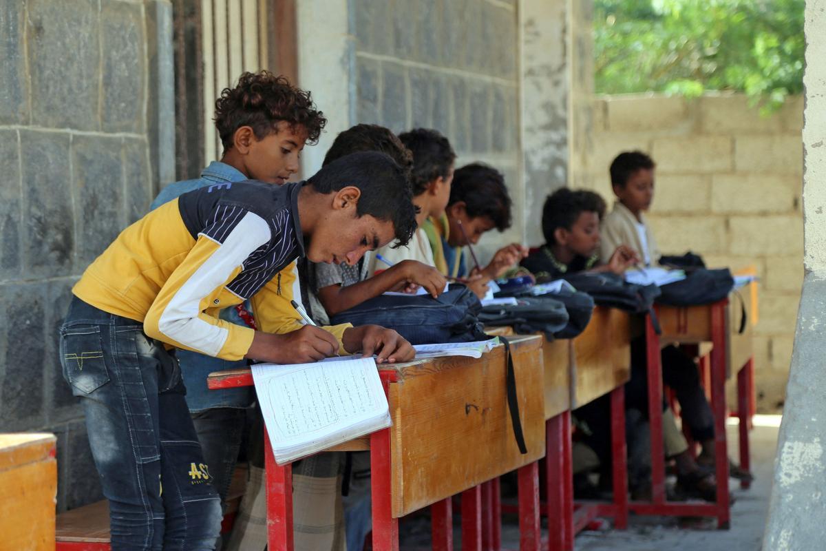 Cientos de niños de la provincia de Hodeida, en Yemen, han retomado el curso escolar en su país haciendo clases al aire libre, al encontrarse las escuelas prácticamente destruidas por la guerra.