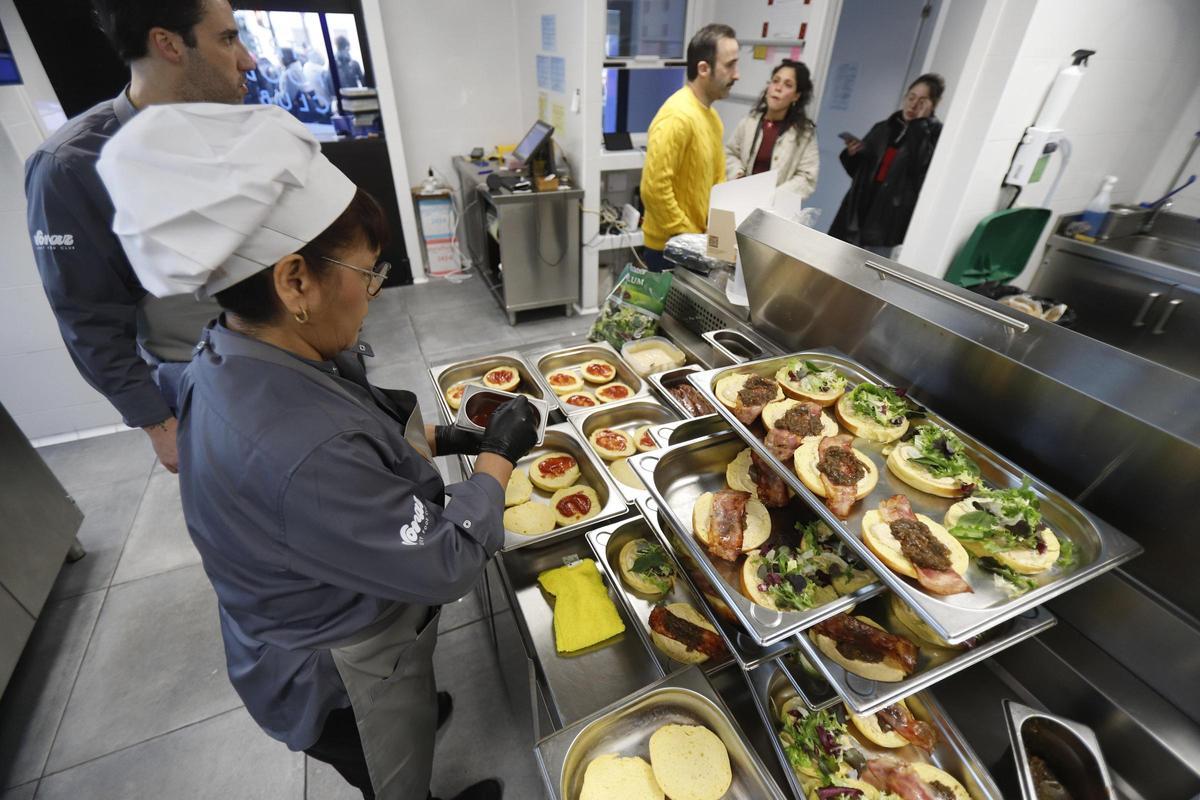 En imágenes | Abre en Voraz Steet Food en Zaragoza, un take away escondido en un videoclub