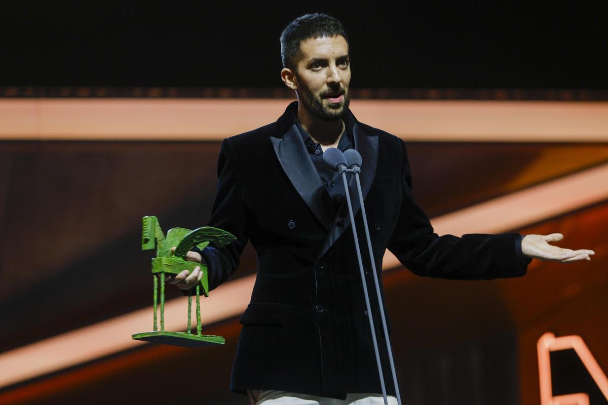 FOTOS | Gala de los Premios Ondas 2024. En la foto, el presentador de televisión David Broncano recoge el Premio Ondas Nacional de Televisión al mejor programa de entretenimiento, La revuelta (TVE) FOTOS | Gala de los Premios Ondas 2024. En la foto, el presentador de televisión David Broncano recoge el Premio Ondas Nacional de Televisión al mejor programa de entretenimiento, La revuelta (TVE)