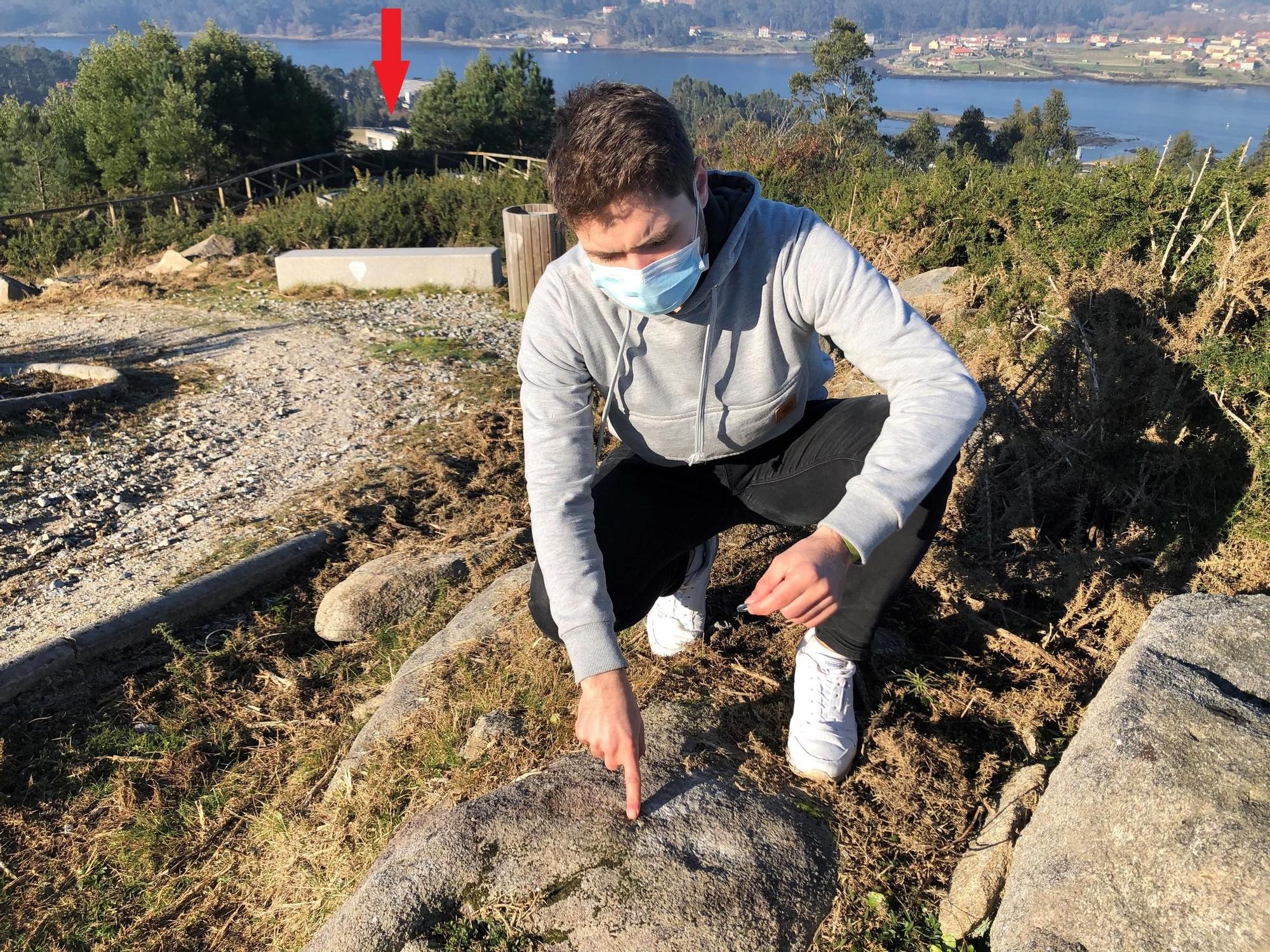 Iván Caamaño muestra el lugar donde estaba uno de los focos, a la altura de los molinos. La flecha indica el centro de interpretación de la laguna.