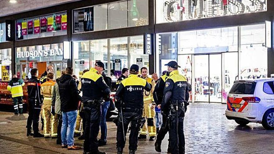 La policia fa guàrdia al lloc de l&#039;atemptat