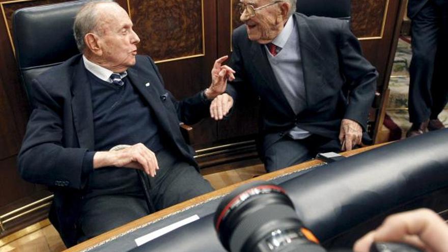 Fraga junto a carrillo durante un acto en el Congreso de los Diputados.