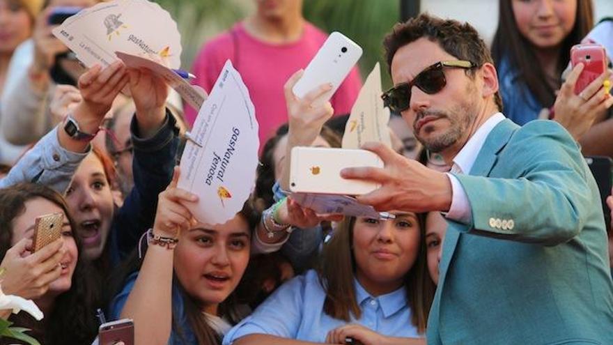 Paco León se fotografía con los fans de la alfombra roja del Festival de Málaga.