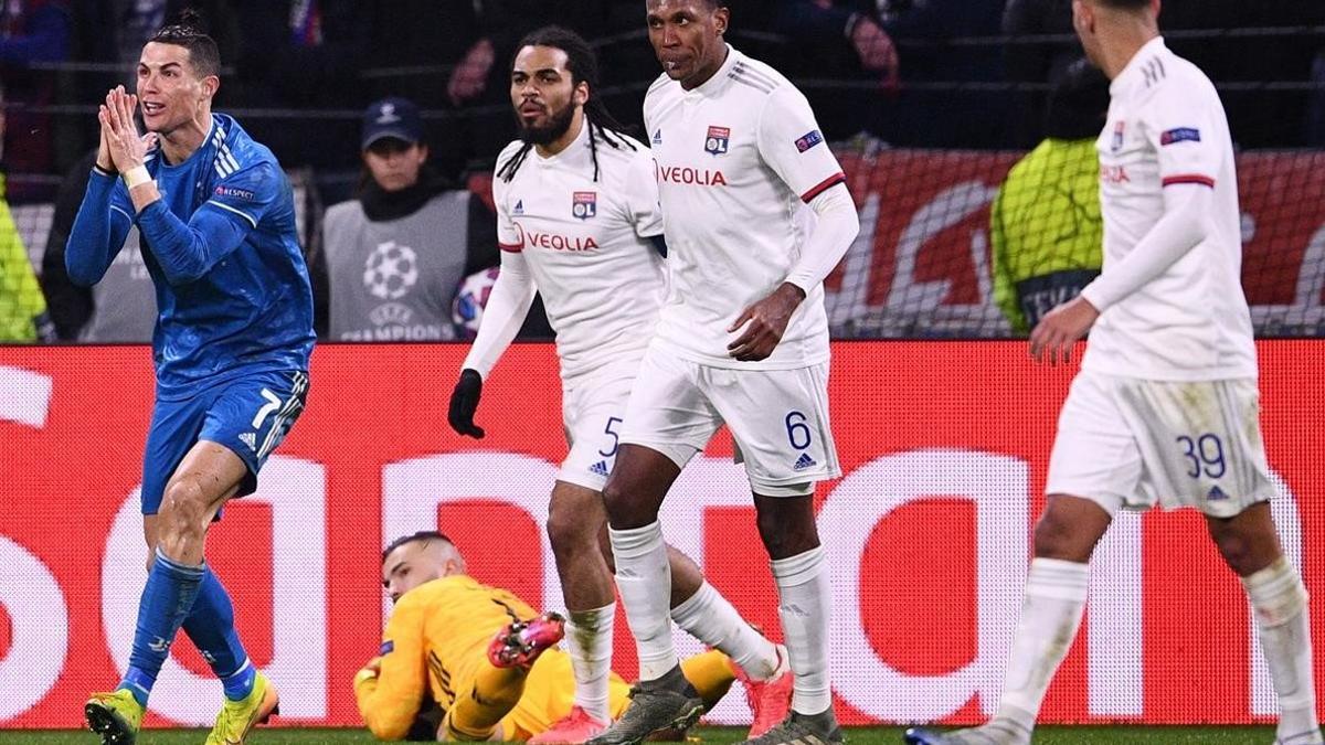 Cristiano Ronaldo protesta por una acción que consideró penalti en el encuentro frente al Lyon
