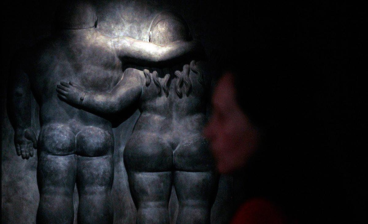 Una dona passa davant d’una escultura de l’artista colombià Fernando Botero al museu dedicat a l’autor a Bogotà.