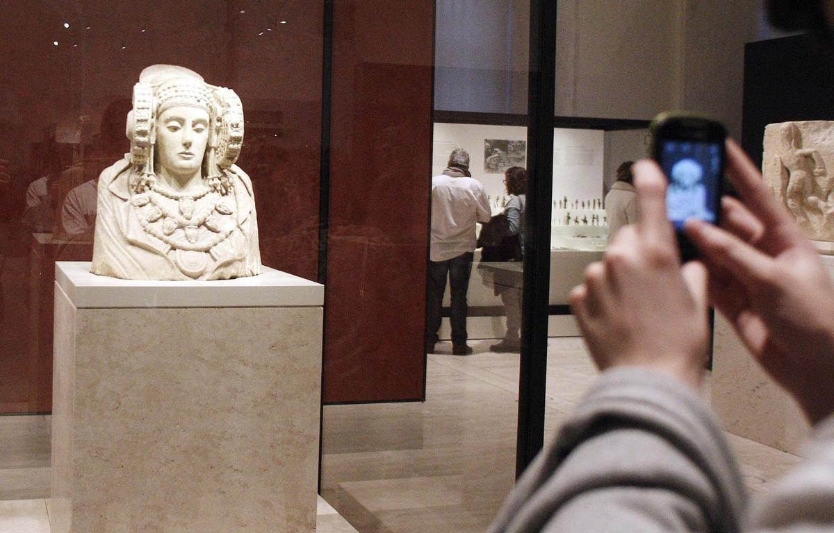 Un visitante capta en imagen el busto íbero en el Museo Arqueológico Nacional de Madrid