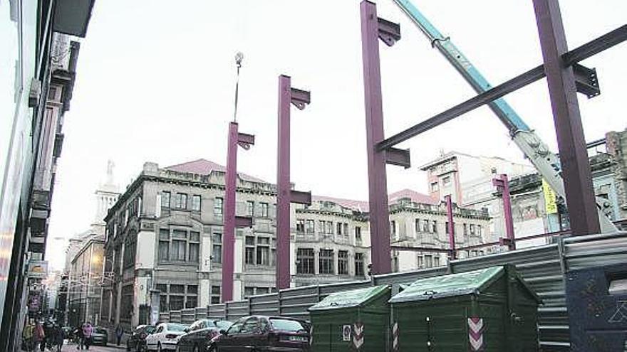 Antigua Escuela de Empresariales en una imagen tomada desde el edificio en obras del nuevo Colegio Jovellanos.