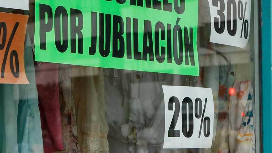 Cartel de un cierre por jubilación en un negocio local.