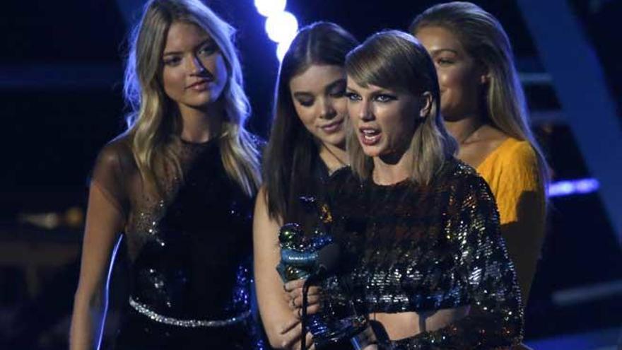 Taylor Swift, con uno de sus premios.