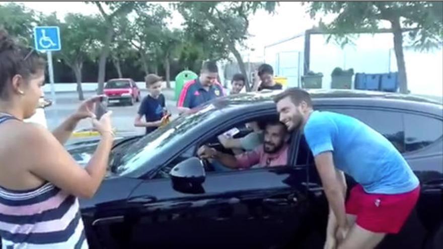 Negredo firmando autógrafos a la salida del entrenamiento