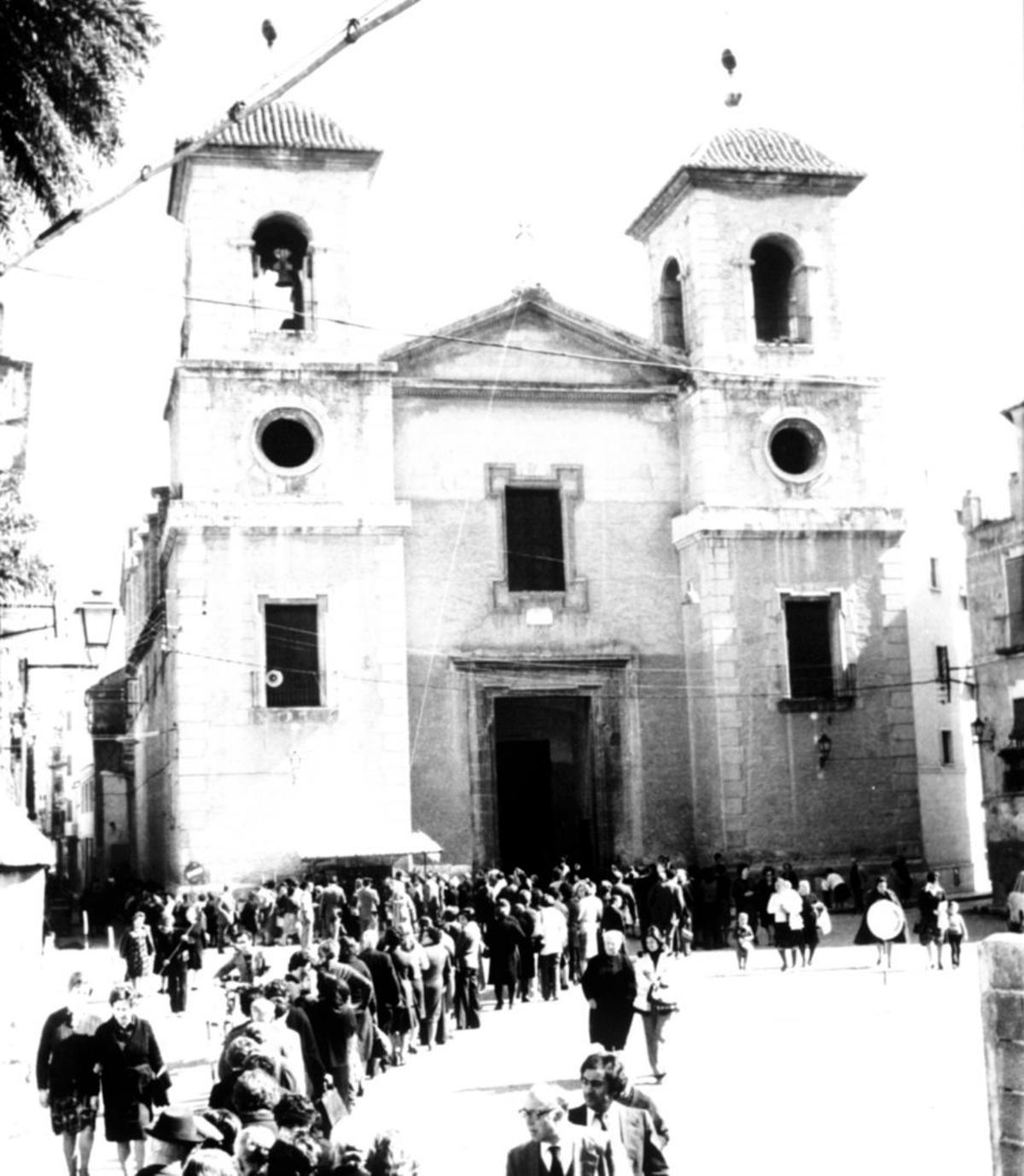 Las colas junto a la iglesia en el año 1963.