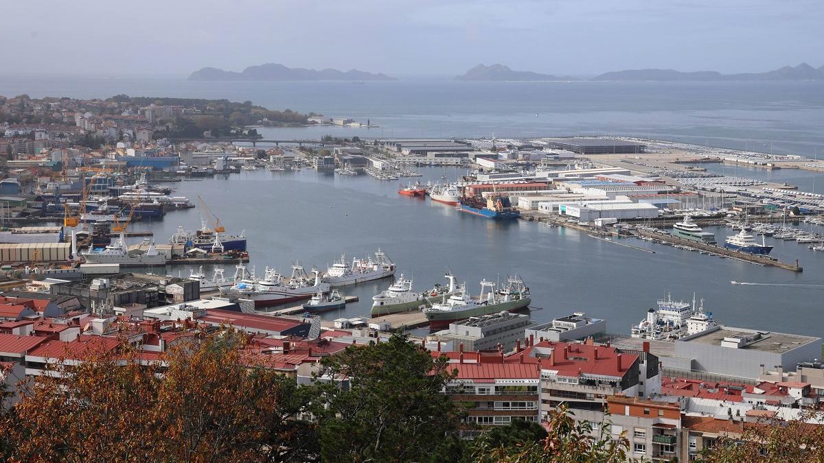 Buques pesqueros amarrados en el puerto de Vigo