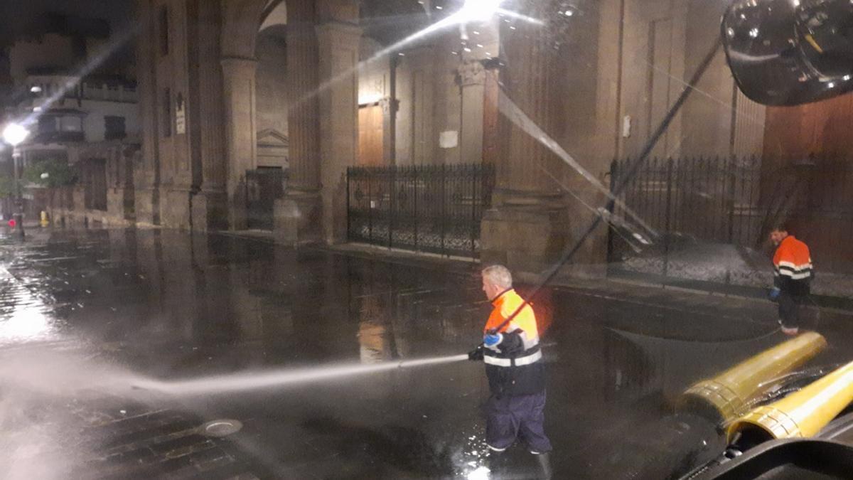 Imagen de un operario del Ayuntamiento capitalino realizando labores de limpieza.