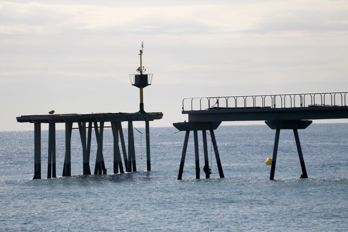 El Pont del Petroli de Badalona, roto tras el temporal