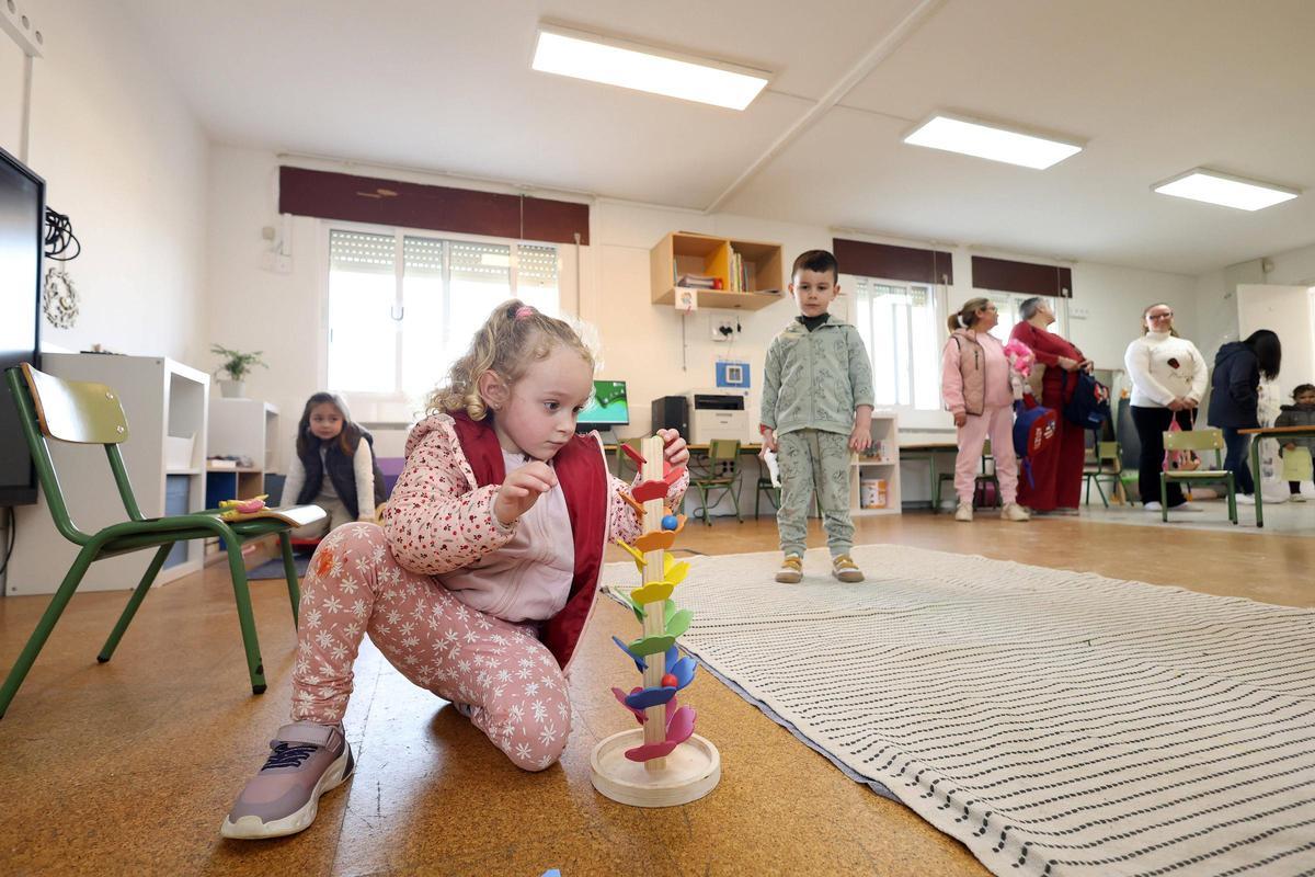 Una niña juega en la EEI de Curro, Barro.