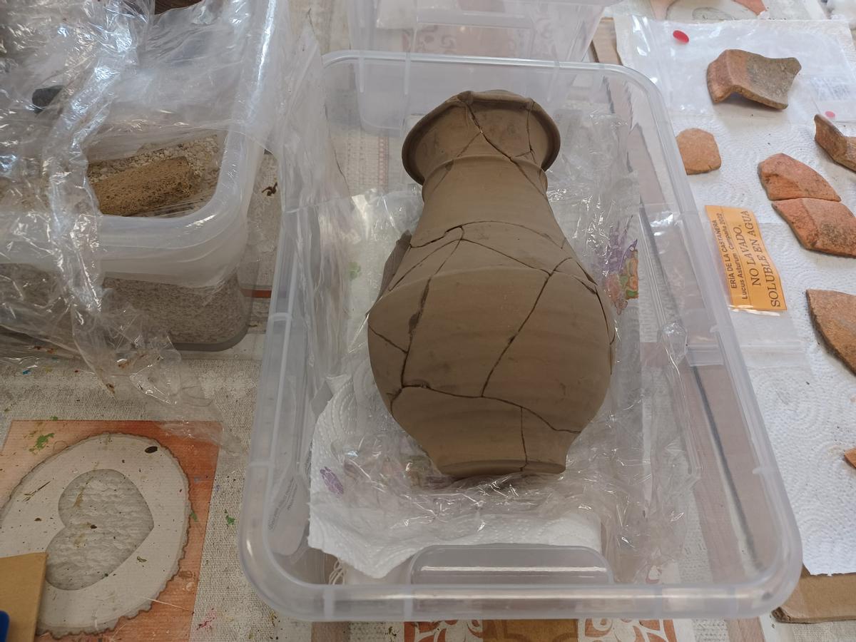 Una de las jarras aquitanas halladas en Lucus Asturum.