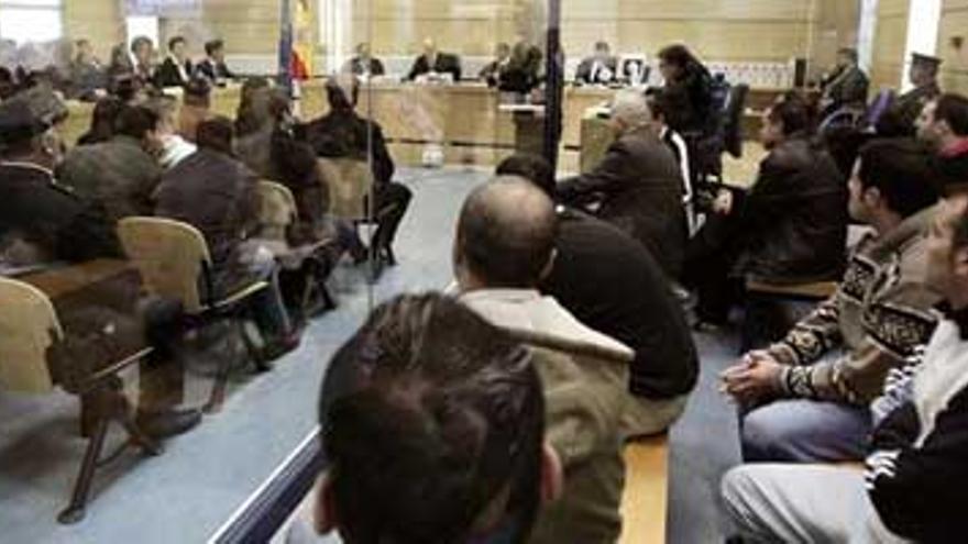 El tribunal condena a 17 islamistas y desmonta la implicación de ETA