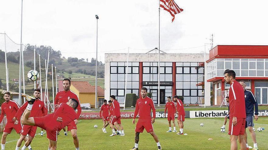 Castro golpea el balón de manera acrobática en Mareo.