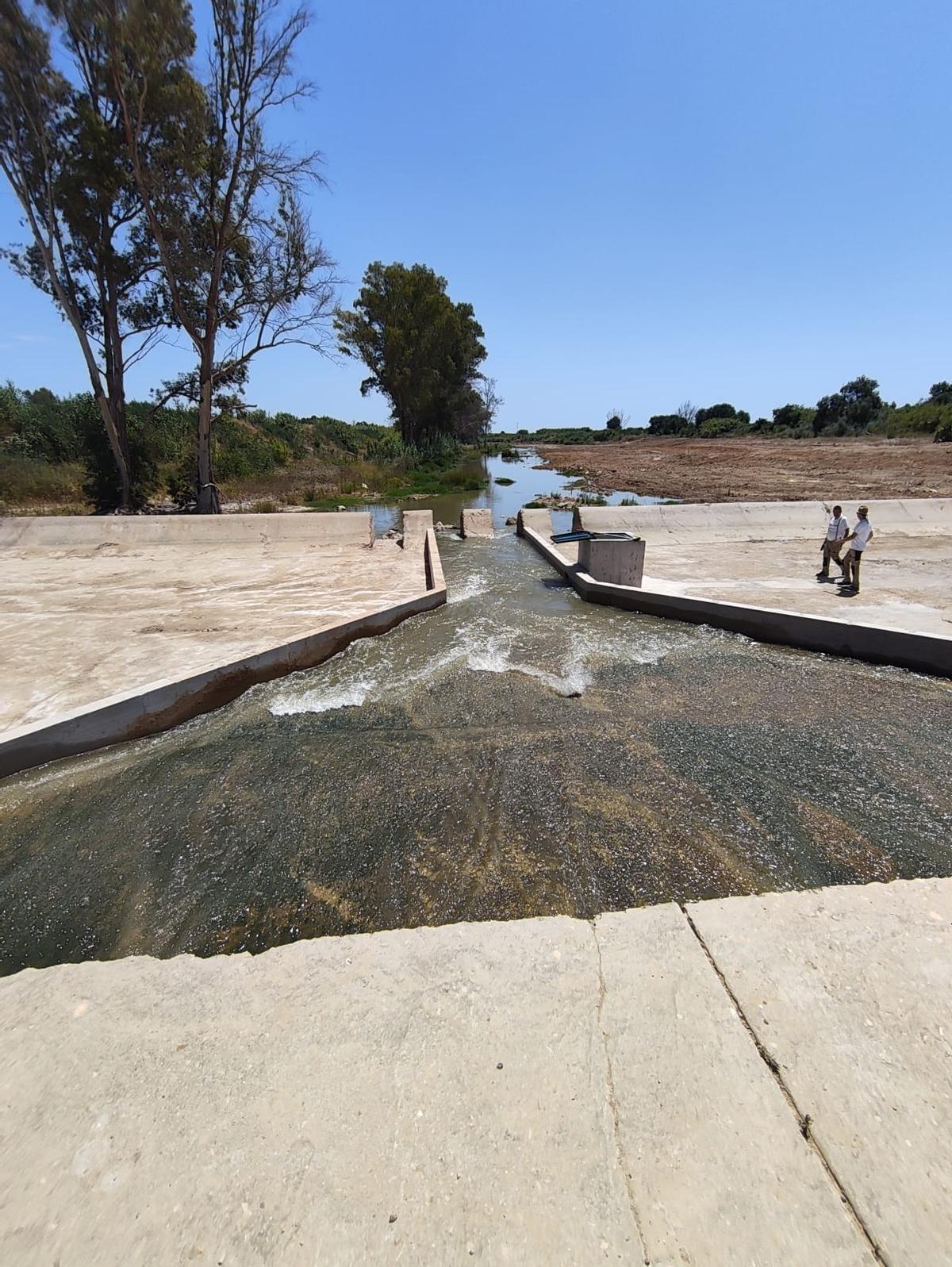 Acequia de los Canos, en Guadassuar, donde un nuevo caudalímetro mide el flujo del Magro.
