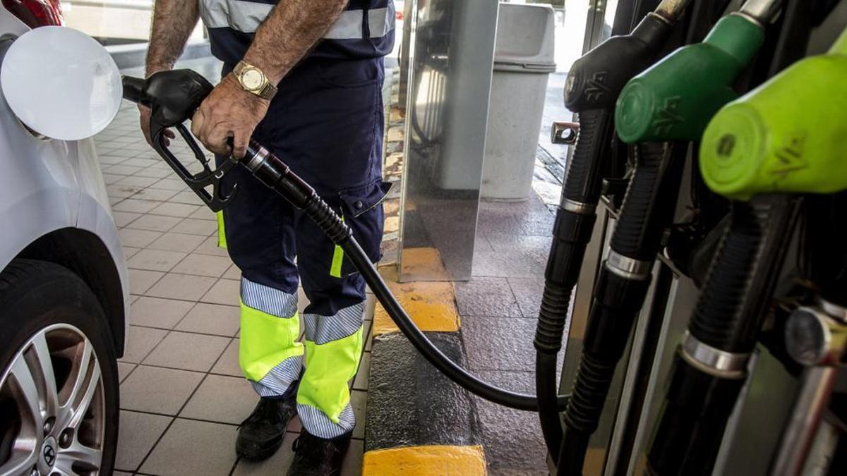 Un trabajador llena el depósito de un vehículo en una gasolinera valenciana.