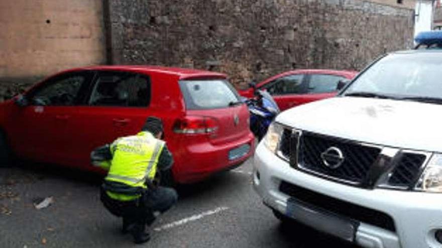 El coche fue localizado más tarde por los agentes en el centro de Moraña. // FdV