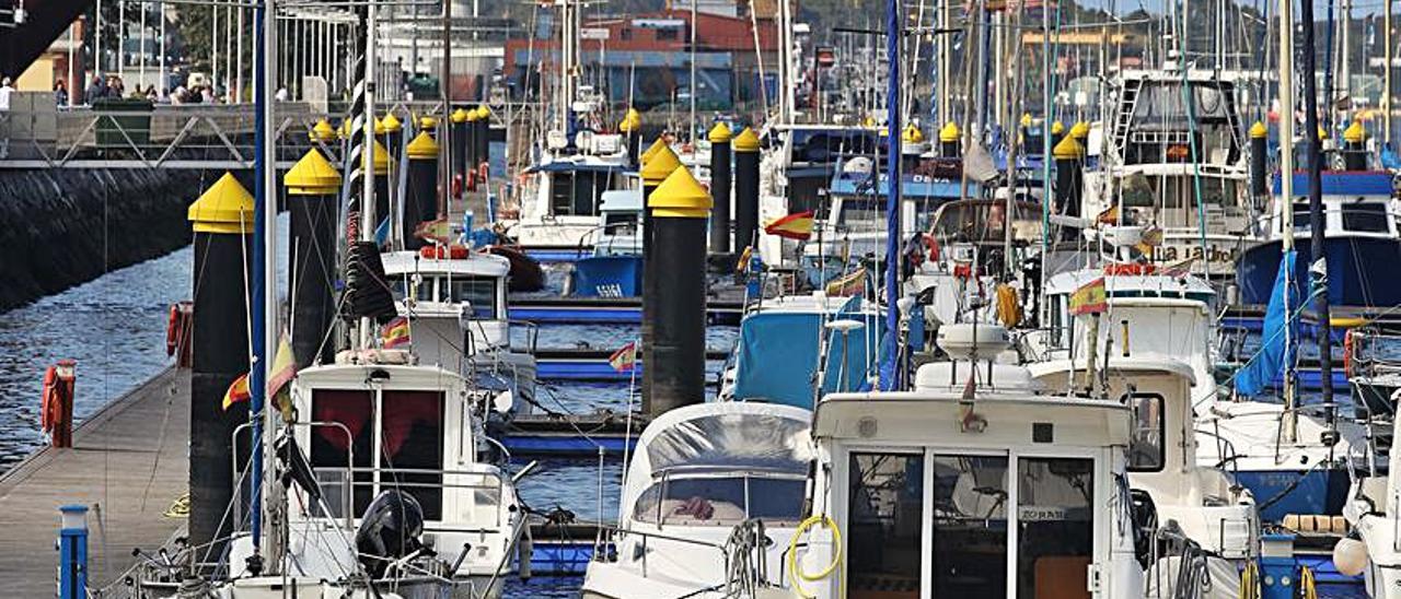 Barcos amarrados en el puerto deportivo de Avilés.