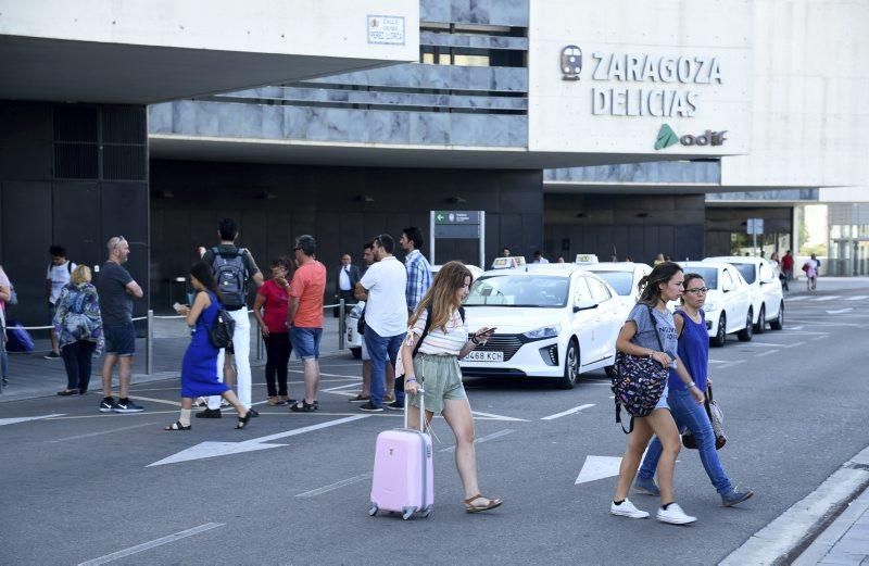 Las mejor imágenes de la jornada de movilización del taxi en Zaragoza