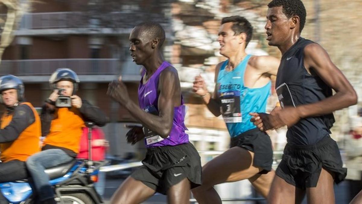 Kipruto, Meucci y Fufa, en la recta final de la carrera.