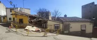 Una casa colapsa en Benavente y los vecinos tienen que desalojar la suya
